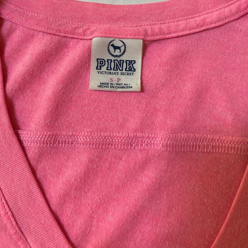 VS PINK TShirt     Beautiful pink colors - Picture 4 of 4